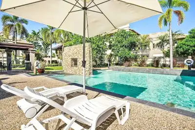 Image de 116 Cairns One Resort Style Accomodation- Tropical Luxury | Resort-Style Living | Pools, Tennis, & More!