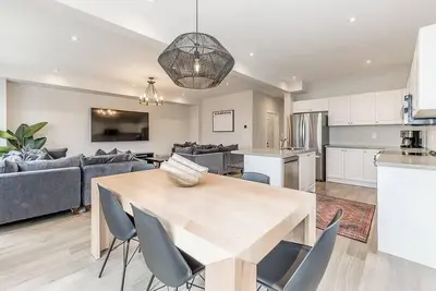 Image de Modern Luxury Townhome – Walk to Blue • Shuttle