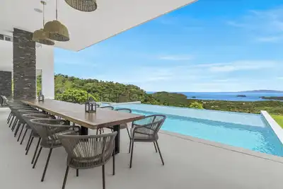 Image de New Gated Home - 6 Suites - Vacation Planning Included!
