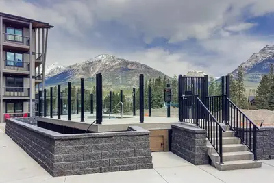 Image de The Sleepy Grizzly - King Bed - Queen Sofa Bed