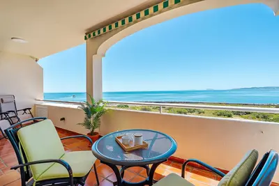 Image de 39. Front row panoramic sea view Estepona