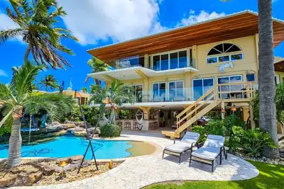 Image de \"Luxurious Open Bay Retreat: Expansive Dockage & Private Pool Oasis!