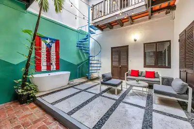 Image de Colonial Villa Just Remodeled 2 floors Indoor Patio & Tub  Next to San Sebastian St.