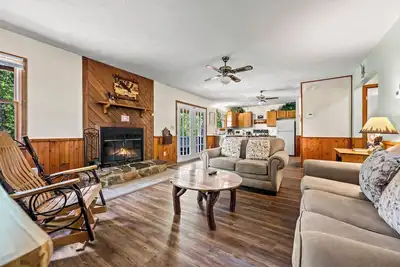 Image de DogFriendly • HotTub • FreeDollywoodTkt • 2 King, 1 Queen Bd • Eagle's Paradise