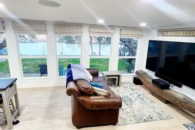 Image de Riverfront Retreat- Fishing Dock, Screen Porch, Shaded Lawn, Adirondack Chairs