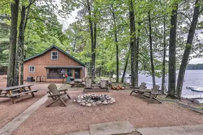 Image de A large 4 bedroom vacation home directly on the lake shore