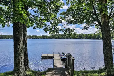 Image de A large 3 bedroom vacation home directly on the lake shore.