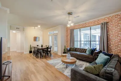 Image de 3bd Luxury, Convenience w Pool, Gym, More