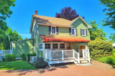 Image de 10 Minutes to the beach! Historic home on the Jersey Shore.