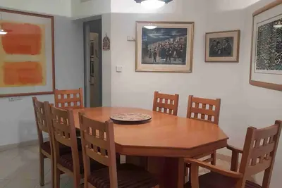 Image de Beautiful Airy Family-sized Garden Apartment with a Kosher Kitchen