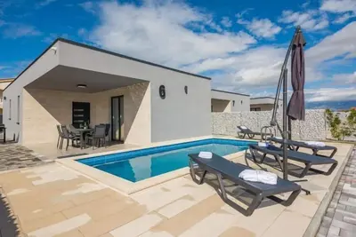 Image de Villas Resort en Vir avec basin