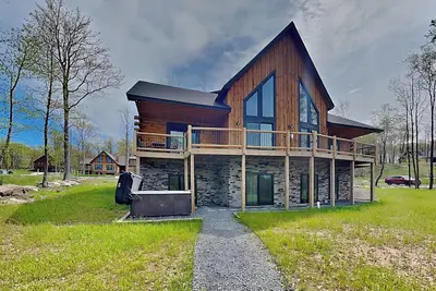 Image de Greenview | Mountain Views + Fire Pit, Game Room, & Hot Tub!