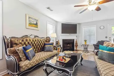 Image de Contemporary Comfort:Steps from Dining & Groceries