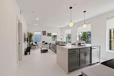 Image de Yin-Yang Zen Retreat at Fillmore w/Comfy King Bed, Coffee Bar and Rooftop