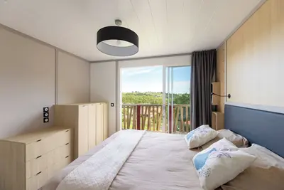 Image de Chalet Oihana avec vue sur la campagne Basque et piscine.