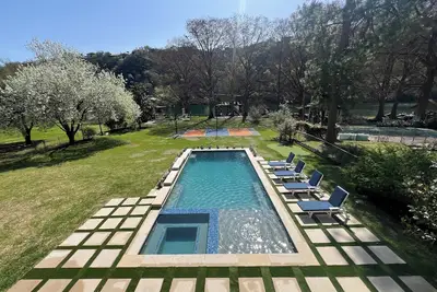 Image de Lake Austin Lux Villa/pickleball/pool/jacuzzi/home theater/ping-pong/golf-4br