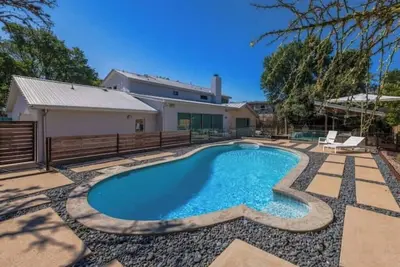 Image de Wellness Lux Oasis 4br-Pool/Sauna/Cold Plunge in Westlake-min drive to Dt Austin