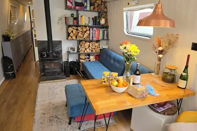 Image de Beautiful Widebeam Boat - London
