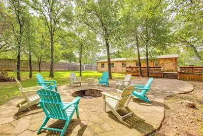 Image de Deck & Fire Pit: Unique Pottsboro Haven