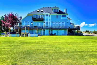 Image de Private Hilltop Luxury Estate with Breathtaking Views!