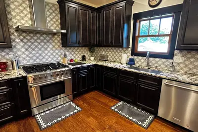 Image de New & Modern Solar-Powered Mountain Home - 15 min to downtown!