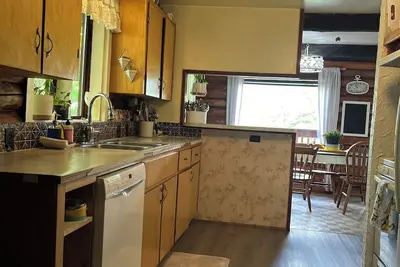 Image de Rustic log home retreat on Mara Hills Golf Resort with lake view.