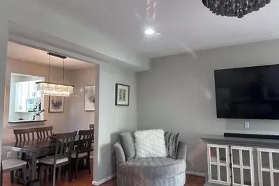 Image de Contemporary Town-home with free parking at premises!