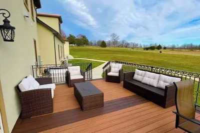 Image de Unwind at this stunning, modern home built for luxury and nature lovers alike.