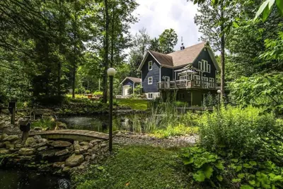 Image de Tranquil Haven near the Charming Village of Knowlton - Sleeps 12 - Whole House & 2 Acres with Pond, Bridge, Grounds, and Woods