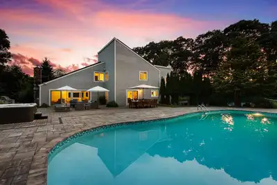 Image de Luxury Hamptons Dream Retreat! Pool, Hot Tub, Tennis Court. Close to Beach!