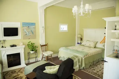 Image de Warm, open suite in cottage on the bay.