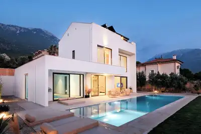 Image de Villa Neo with Jakuzi, indoor pool, sauna and floor heating\n