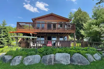 Image de Giggles on Torch Lake - cozy lakefront cabin w/Brand New furniture and hot tub