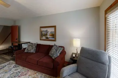 Image de Easy access to night skiing at Creekside #38 by RedAwning