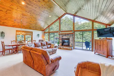 Image de Pennsylvania Cabin Hideaway: Hot Tub & Deck!