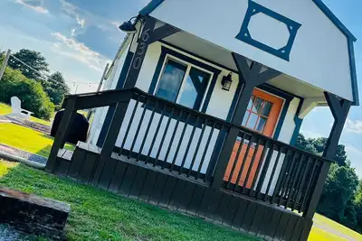 Image de Karagan Cottage is less a mile from Smith Lake Park and the Zipline's.