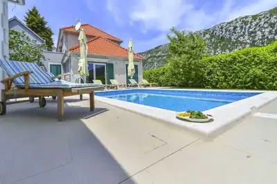 Image de Charmante villa paisible de 3 chambres acceptant les animaux domestiques pour 6 personnes avec piscine chauffée