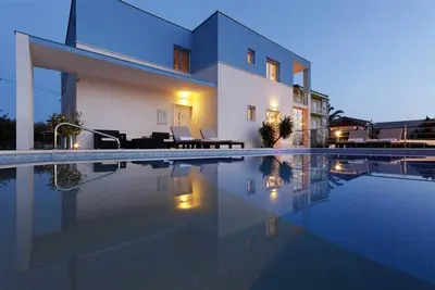 Image de Modern 4-Br Villa for 9 with private heated pool, close to the beach