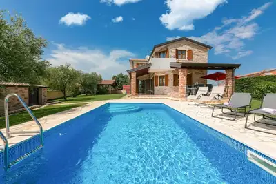 Image de Belle villa 4 chambres avec piscine d'eau salée en pleine nature
