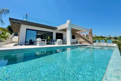 Image de villa Onlysea en bord de Mer avec Piscine vue Mer et accès direct à la plage