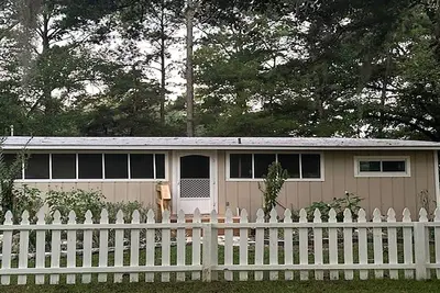 Image de Charming modern cottage, in Crawfordville with extra parking for your boat.