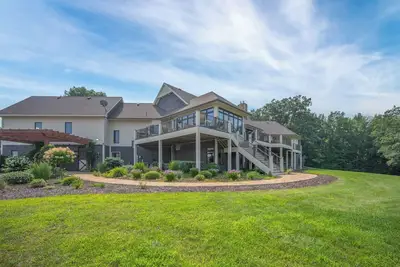 Image de Private Lower Level Rental on Bear Trap Lake 4 Beds 2 Baths on 6 Acres