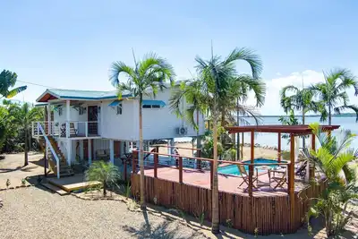 Image de Expertly Decorated Home w/ Pool, Dock & Porch