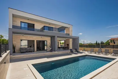 Image de Superbe maison à Nin avec vue sur la.