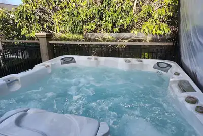 Image de Spacious four bedroom home with Private Hot Tub, Heated Pool & Tennis Court.