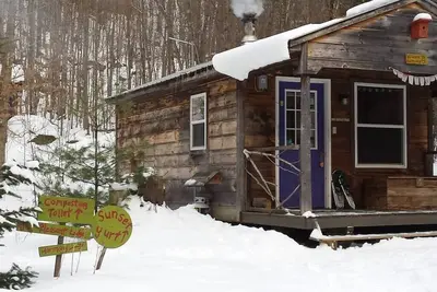 Image de \"Harmony\" Off Grid Solar Power Cabin