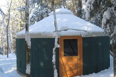 Image de \"Mt. Brook Yurt\" Off Grid Mountain Yurt