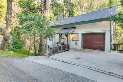 Image de Crestline Home w/ Deck < 2 Mi to Lake Gregory!