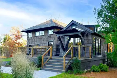 Image de Home w/ 2-Story Windows + Studio | 70+ Amenities