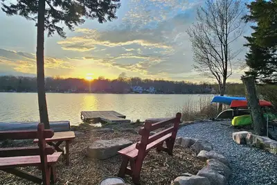 Image de Lakefront Retreat - Kayaks • Fire Pit • Sauna • Jacuzzi • Game Room • Sleeps 12